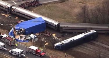 (ВИДЕО) Патнички воз се судри со товарен камион
