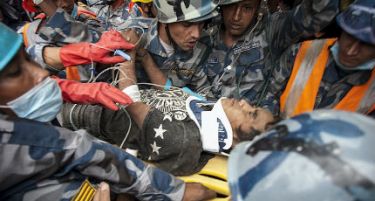 Тинејџер изваден жив од под урнатините во Катманду пет дена по земјотресот