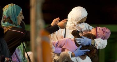 Слика на денот: Едно од спасените бебиња после трагедијата во водите на Либија