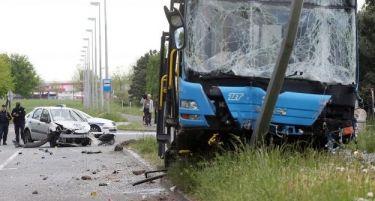 (ФОТО) Страшна несреќа во Загреб: Автобус во обид да избегне судир, удрил во столб!