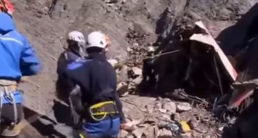 (ВИДЕО) Расфрлани остатоци и тркала од место на кое се урна авионот на „Germanwings“