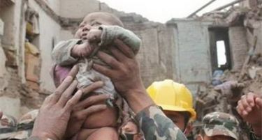 (ФОТО) Бебе старо 4 месеци извадено неповредено од урнатините во Катманду