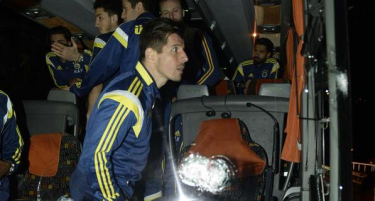 (ВИДЕО-ФОТО) Шок во Турција: Изрешетан автобусот на фудбалерите на Фенербахче!