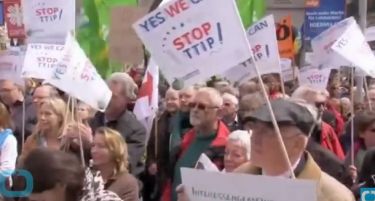 (ВИДЕО) Илјадници Германци протестираа против трговскиот договор со САД﻿
