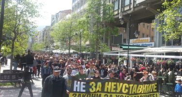 (ФОТО) Хонорарците на протест против неуставните закони