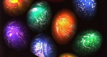 ФОТО: За интересен мермерен ефект – бојадисување на јајца со маргарин