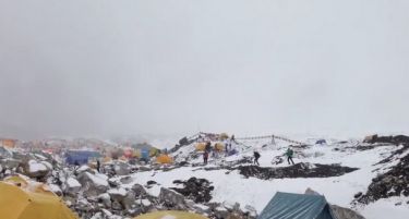 (ВОЗНЕМИРУВАЧКО) Видео го покажува моментот кога лавина паѓа врз базниот камп на Еверест
