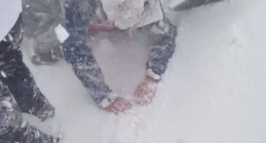 (ВИДЕО-ФОТО) Хеликоптери ги евакуираат планинарите блокирани на Монт Еверест