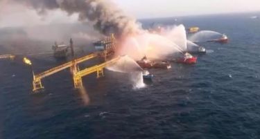 (ВИДЕО-ФОТО) Експлозија и силен пожар на нафтена платформа во Мексико зедоа повеќе жртви