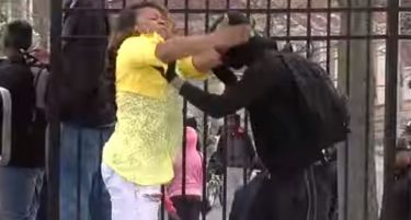 (ВИДЕО) „Мајка на годината“ го ошамари својот син кој протестираше во Балтимор