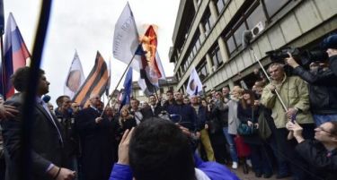 (ВИДЕО) Инциденти: Шешељ запали хрватско знаме пред Палатата на правдата!
