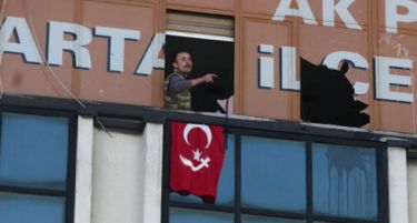 (ВИДЕО) Нова драма во Истанбул: Вооружени лица влегоа во зградата на владејачката партија
