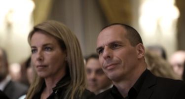 Госпоѓа Варуфакис го заштитила сопругот од напад на анархисти