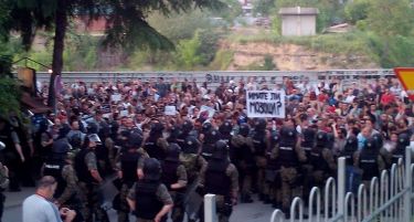 ФОТО: Не може да се протестира ни пред МВР, толпата оди пред зградата на Премиерот