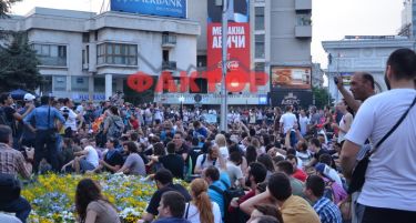 (ВИДЕО-ГАЛЕРИЈА) Атмосфера од денешниот протест пред Собрание