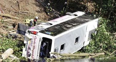 Туристички автобус излетал од патот во Германија