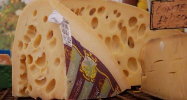 Решена мистеријата за дупчињата во швајцарските сирења