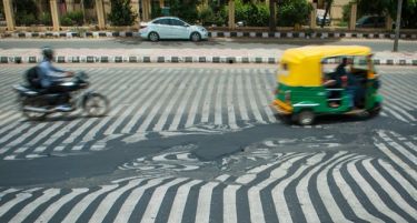(ВИДЕО-ФОТО) Во Индија се топи асфалтот: Морничава фотографија го заобиколи светот!