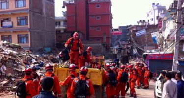 (ГАЛЕРИЈА) Невозможeн е животот во Катманду осум дена по земјотресот