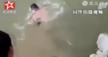 (ВИДЕО +18) Момче се удави додека неговите пријатели го фотографираат и се смееа