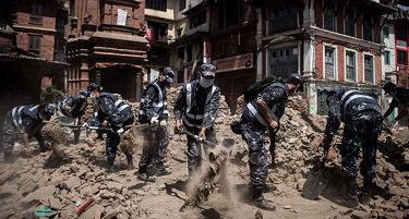 НОВО ЧУДО ВО НЕПАЛ: Спасувачи од урнатините недела дена после земјотресот извлекле жив 101-годшиник