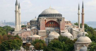 Демонстранти во Истанбул побараа „Света Софија“ да стане џамија