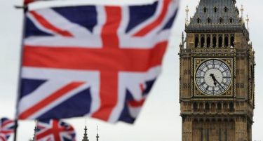 24 часа ја делат Британија од распадот на двопартискиот систем