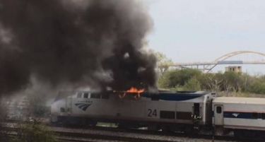 (ВИДЕО) Воз се запали во САД