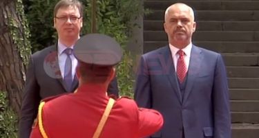 Вучиќ во Албанија: Го сметаме Косово за дел од Србија