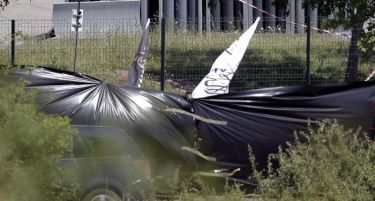 (ВОЗНЕМИРУВАЧКО ФОТО) Објавена фотографија на која се гледа отсечена глава на жртвата од Франција