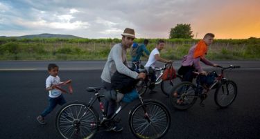 Топ 20 фотографии на Гардијан, во нив и една македонска-Мигранти низ Велес!