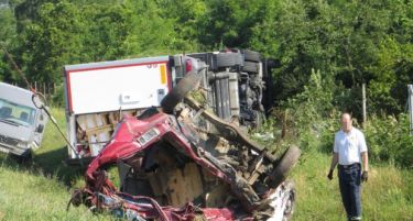 (ВИДЕО-ФОТО) Хорор кај Ниш: Турски камион полн лубеници усмртил четири лица!