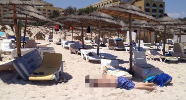 (ВИДЕО 18+) Очевидец го снимил со мобилен телефон масакрот на туристите во Тунис