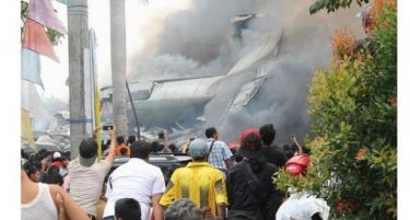 (ВИДЕО) Драма во Индонезија: Најмалку 30 лица загинаа во пад на воен авион врз зграда!