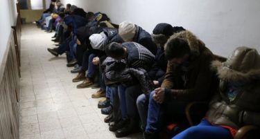 Стоп за мигранти: Австрија ги запре обработките за азил