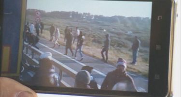 ВИДЕО: Стотици бегалци се качуваат тајно во бугарски камиони