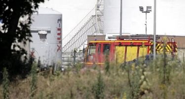 Француската полиција трага по вториот напаѓач во реонот на фабриката