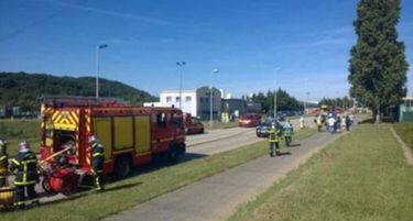 Оланд се враќа по итно во Франција поради терористичкиот напад