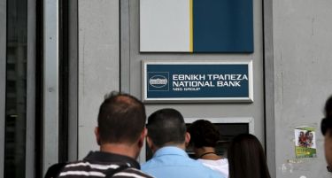 Грците на големо вадат пари од банкомати, што да направите ако патувате во Грција?