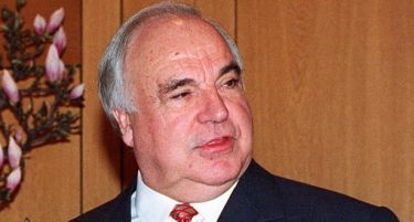 Поранешниот германски канцелар Хелмут Кол на интензивна нега