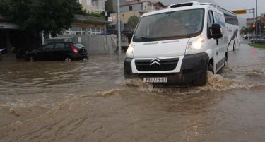 (ВИДЕО-ФОТО) Пороен дожд ги поплави Дубровник и Сплит