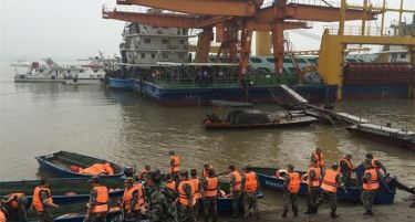 (ВИДЕО-ФОТО) Брод со над 450 луѓе потона во реката Јангце во Кина