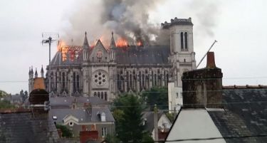 (ВИДЕО-ФОТО) Гори базиликата „Сен Донатиен“ во Нант