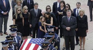(ВИДЕО) Потпретседателот на САД не ги воздржа солзите на погребот на неговиот син