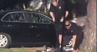 (ВИДЕО 18+) Полицајци застрелале по грешка невооружен маж во САД, ги молел за помош