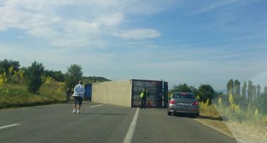 (ФОТО) Куманово-Скопје во прекин за тешки товарни возила поради сообраќајна незгода