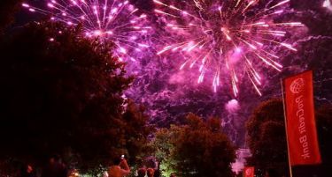 Небо од бои и ноти над дождливо Скопје