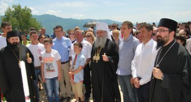 Македонија се збогати со уште еден свет храм-осветен храмот Света Троица во Крива Паланка