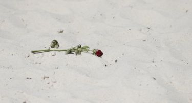 (ФОТО) ДЕН ПОСЛЕ МАСАКРОТ: Некои плажи пусти, на некои уживаат како да немало крвопролевање!