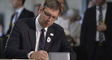 (ВИДЕО) Вучиќ се поклони пред жртвите: Погледнете како премиерот на Србија е дочекан во Сребреница!